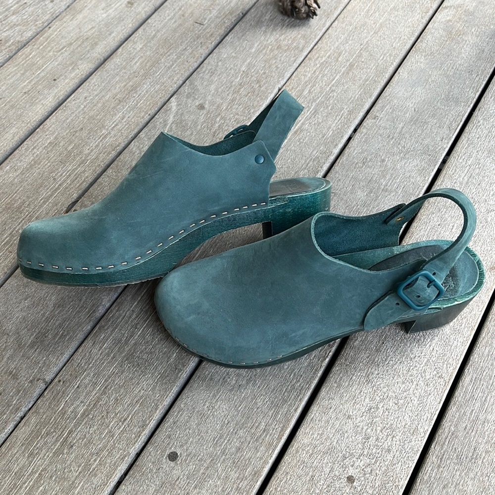 Bryr Daphne Clog Monochrome Block Heel in Juniper